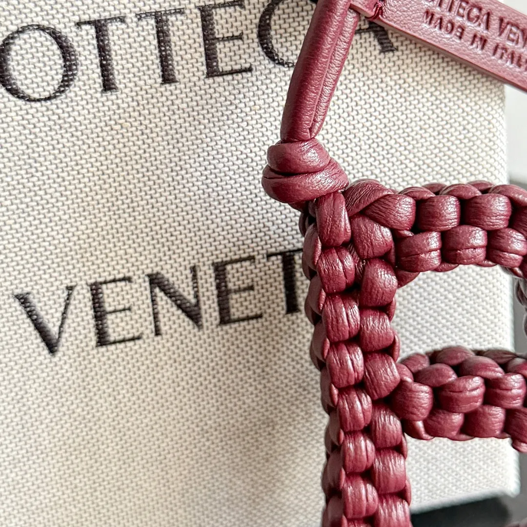 Batch 420 Let’s see what new cute little thing BV has released~ It’s this letter pendant, which is different from the puppy pendant. The weaving of this letter is more three-dimensional, and the material is very solid, and it is not easy to deform even if it is folded. Style number: B